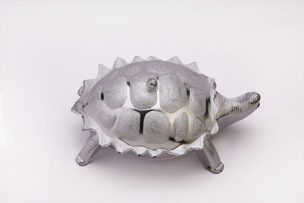 Stylish tortoise-shaped container, ideal for serving snacks.
