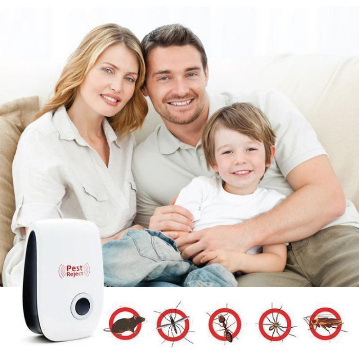 White and black pest repeller with a grey button in front of a smiling family on a sofa, with pest icons below.